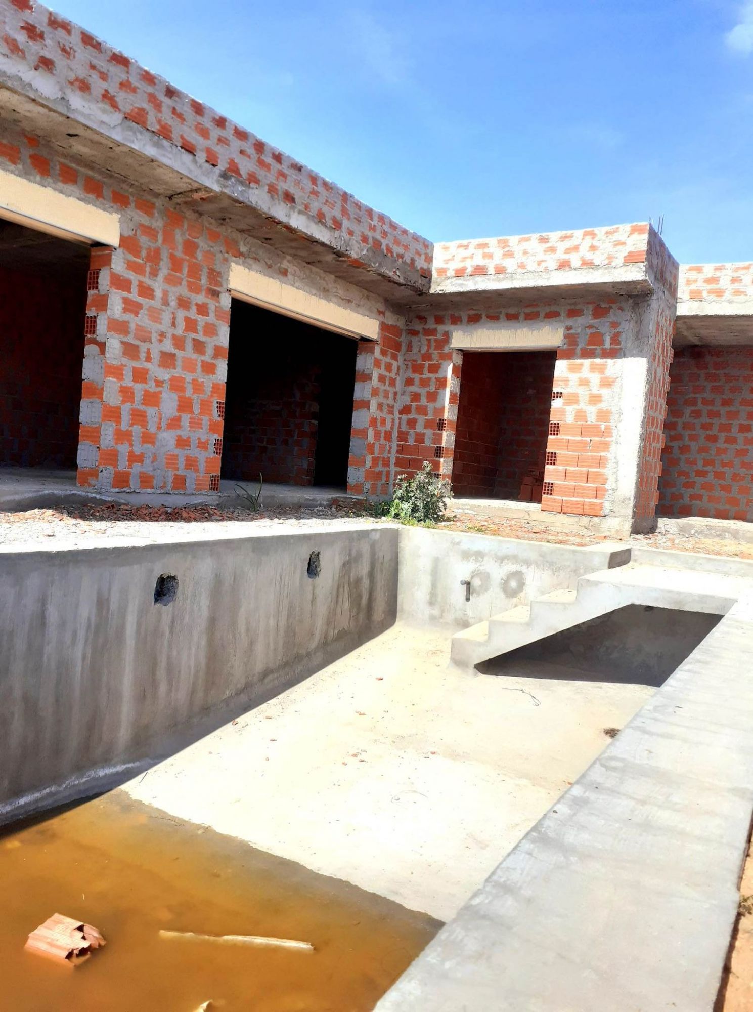 Av 2 villas avec piscine inachevées 450md situé à 5km de hammamet