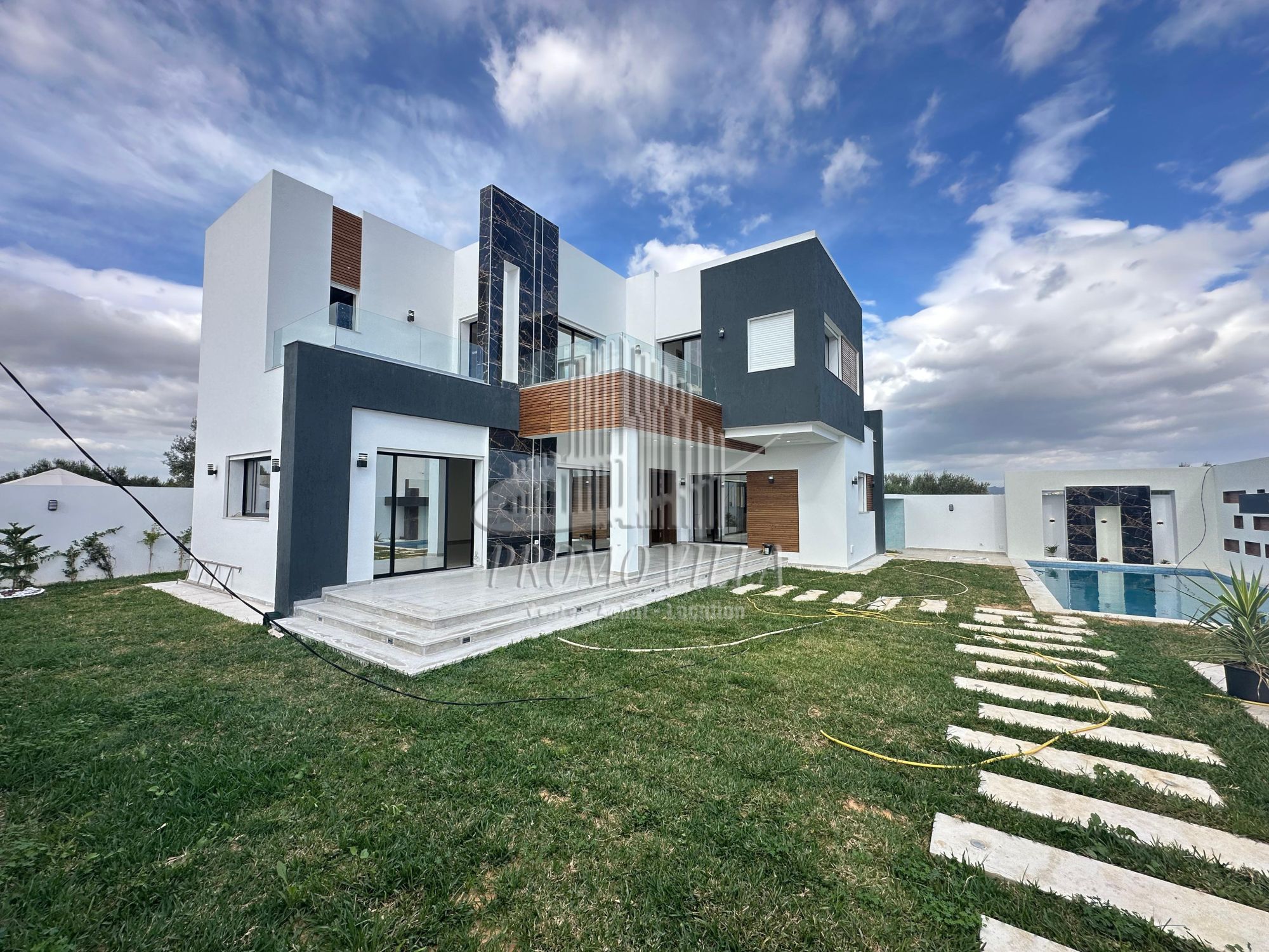 Villa de haut standing jamais habituée dans un quartier privée