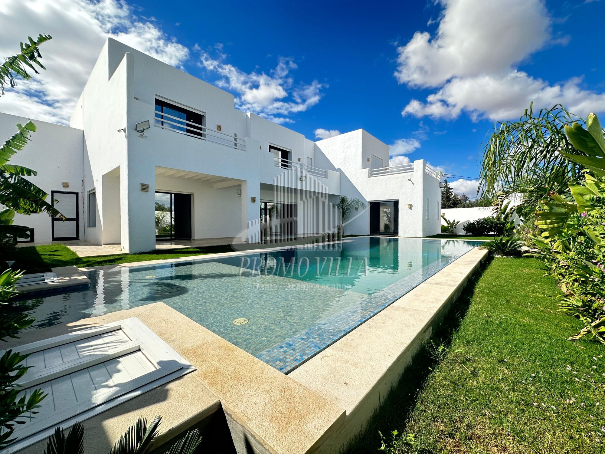 Une luxueuse villa de style arabesque pas loin de la plage