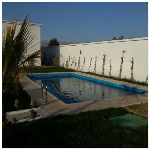 Villa avec piscine plus dépôt et magasin