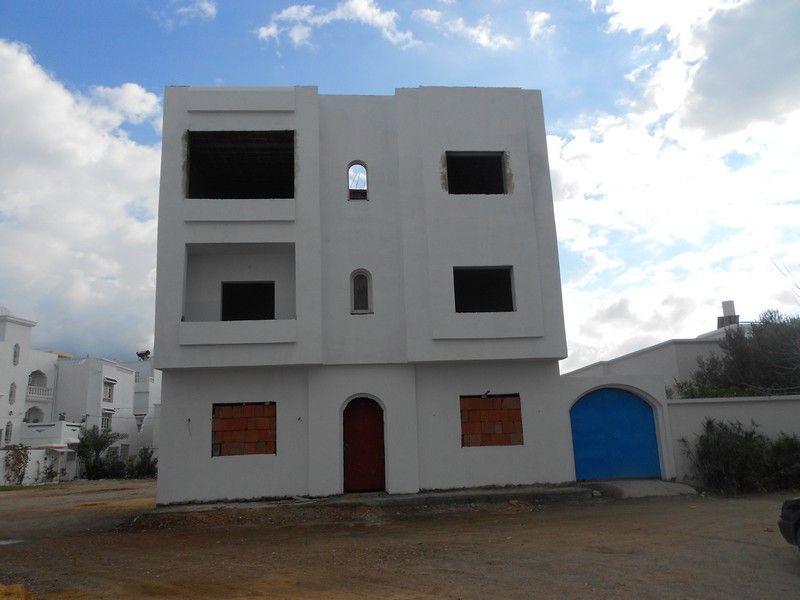 Petit immeuble trois niveaux à deux pas de la mer