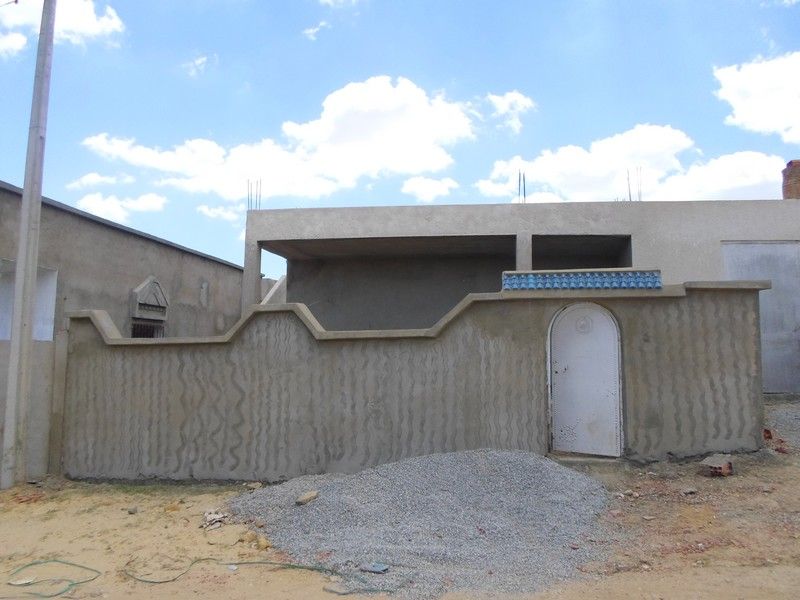 Av une maison inachevée située dans un quartier calme a h sud