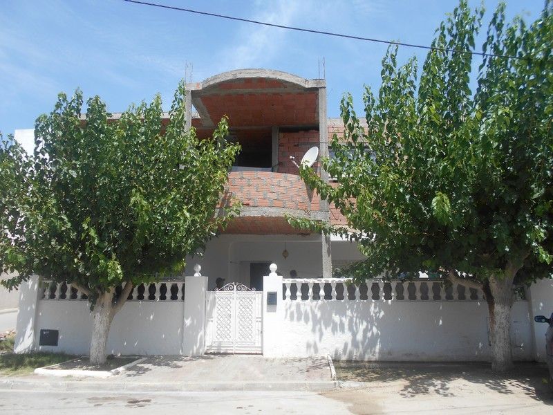 Av une villa avec étage inachevée en plein hammamet ville