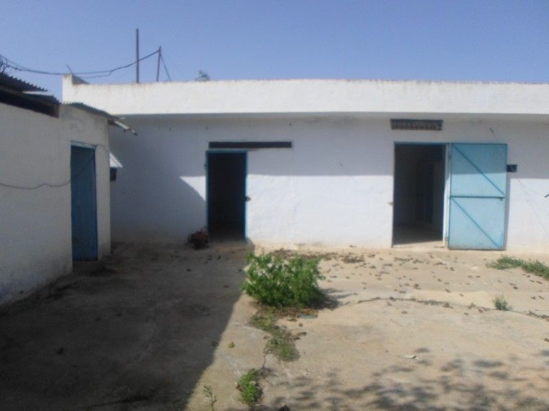 Grand terrain avec studio et des ateliers proche de hammamet os