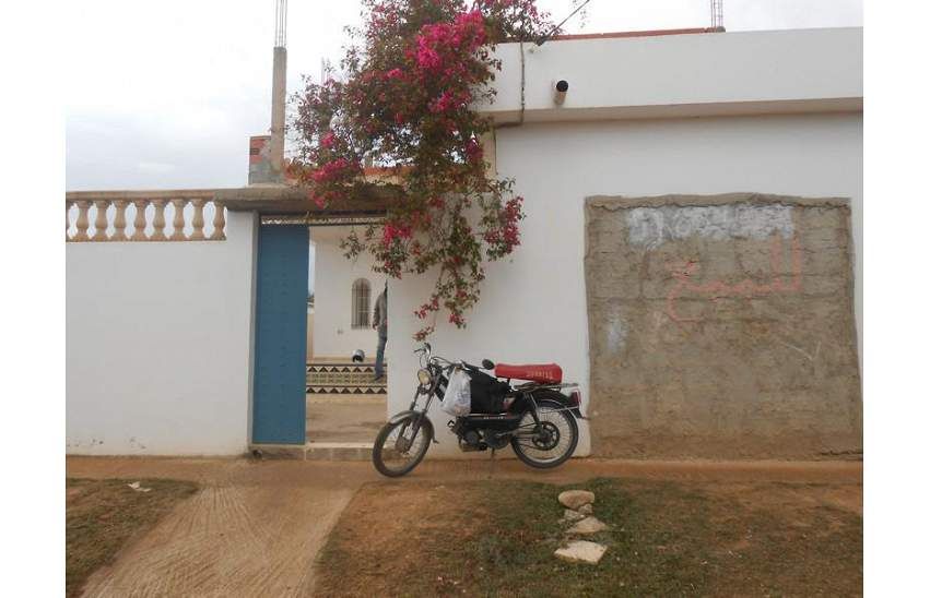 Av une belle maison rezdechaussée avec garage et étage inachevé