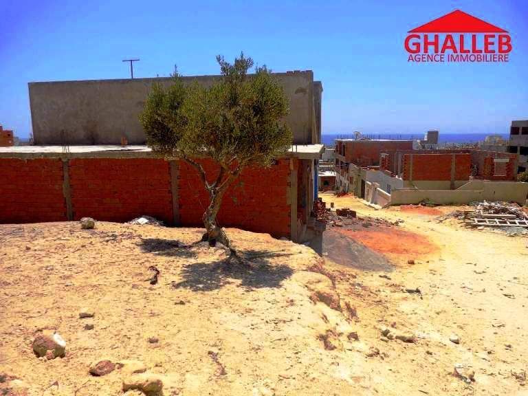 أرض بالحمامات تطل على البحر 278م