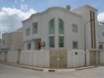 AV à la Soukra Tunis villa de lux de 3 niveaux indépendants faisant l’angle belle emplacement