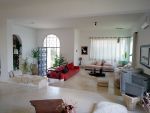 Une superbe villa sur trois niveaux dans un quartier residentiel