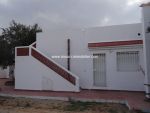 A villa rosa avec jardin