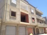 Une immeuble inachevé avec un appartement fini