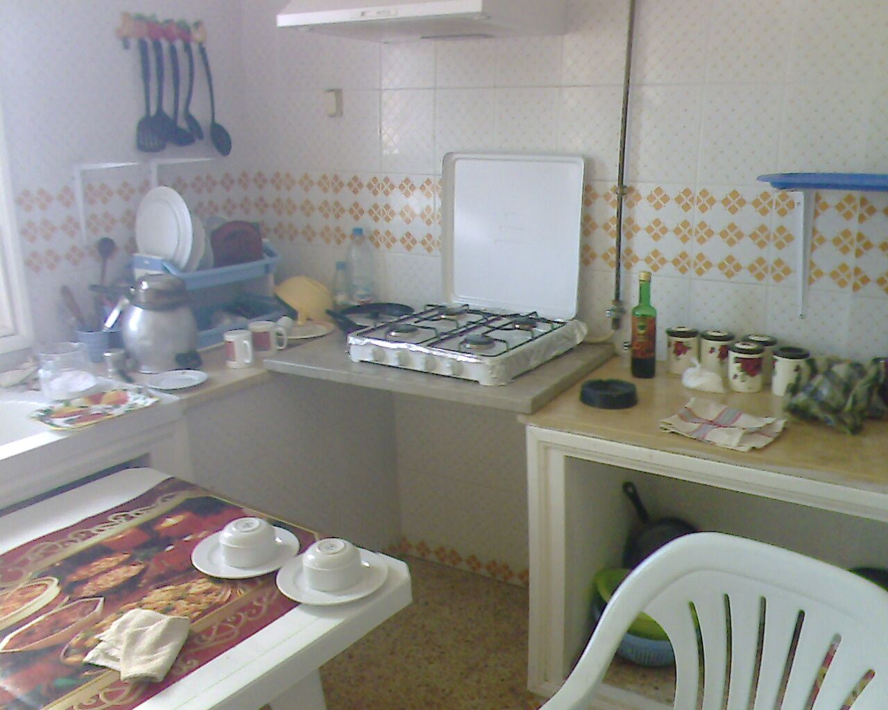 cuisine, avec table pour 4 pers.