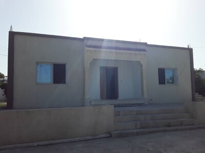3 studio avec une maison et un garage