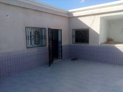 maison trois étages au RDC il ya un grand garage nabeul
