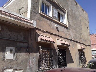3 studios avec une maison et un garage
