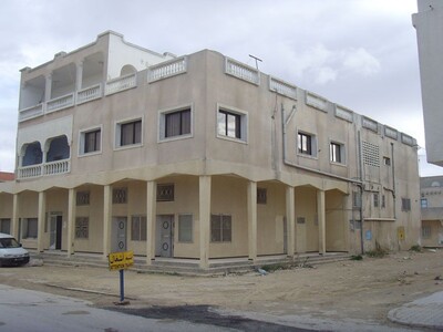 Appartement (s+4 )+ studio + 3 locaux commerciaux