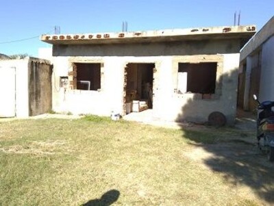 A vendre une maison inachevée s plus 3 avec un jardin