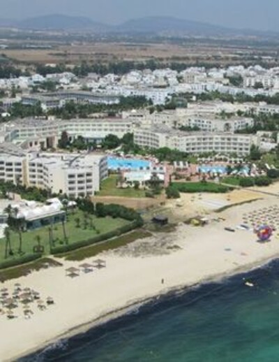 loti pas loin de la plage