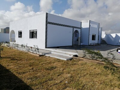 vendre belle villa avec jardin à Hammamet sud BS