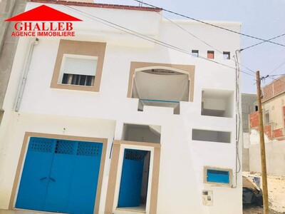 AV une belle maison avec studio et garage m