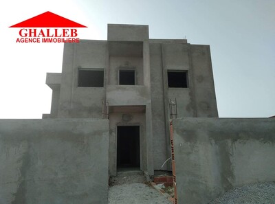 Une villa style duplex inachevée situé a Hammamet sud AV R