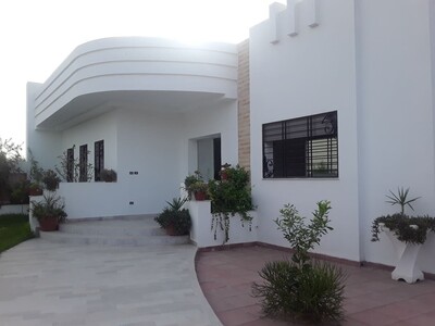 AV une belle villaaà Hammamet sud m