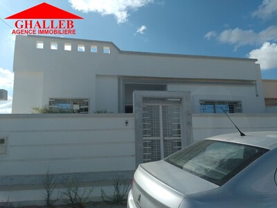 une bella maison S+3 à vendre à Hammamet sud