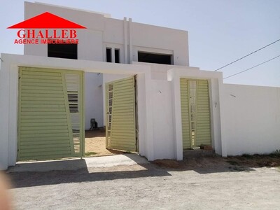 une maison inachevée style duplex gh
