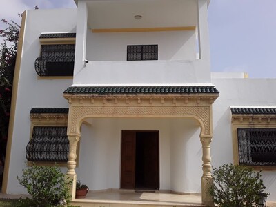 AV une belle villa zone Golf Hammamet m