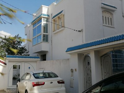 une villa sur deux niveau située dans un quartier calme