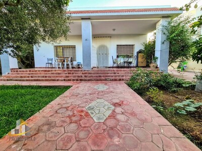 une belle villa avec un studio et un grand jardin