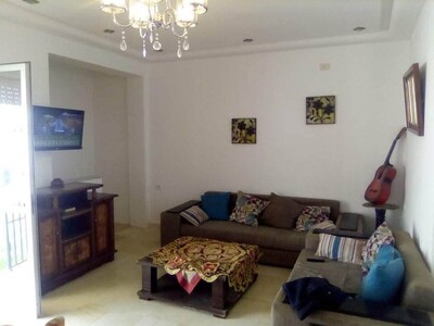 une coquette maison avec un abri de voiture