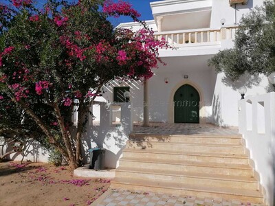 Belle Demeure avec Piscine et Grand jardin à Louer à Tézdaine
