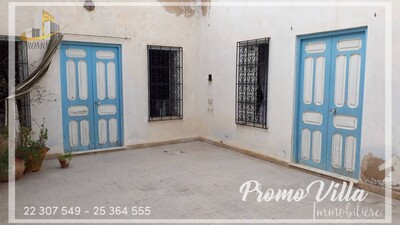 une belle maison spacieuse de style arabe