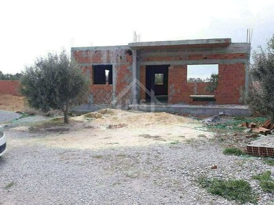 Une spacieuse maison inachevée à vendre à Hammamet Sud