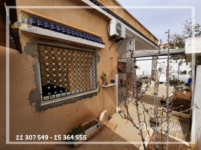 une maison spacieuse avec un jardin