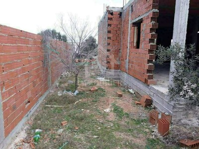 Grande maison inachevée à vendre à 180 MD