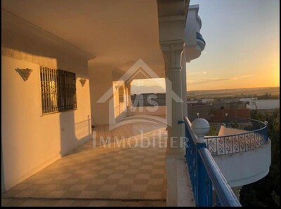 Villa avec 4 garages et un lot de terrain à vendre