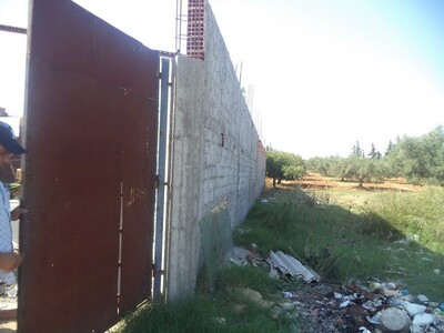 av un terrain cloturé situé a hammamet sud 500m²