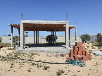 av une maison inachevée cloturé 150md situé à sidi mtir hammamet