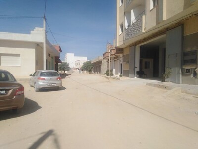 terrain fait le coin de deux rues