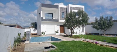 charmante villa de 900m avec piscine pas loin à hammamet sud