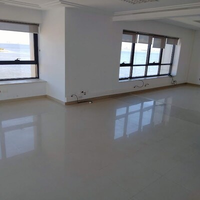 Très beau bureau 350 m² au lac