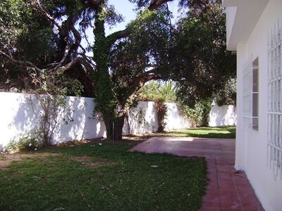 RDC DE VILLA AVEC JARDIN PRIVATIF