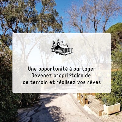 Hectare pied dans l'eau de la plage Rtiba
