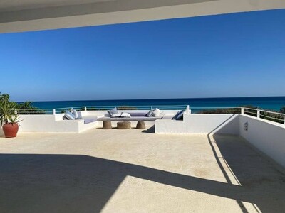 Une grande villa pieds dans l'eau à plage Ezzahra Kélibia