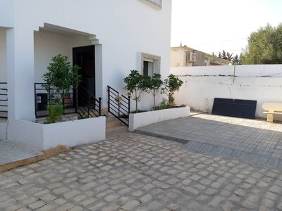 AV belle villa avec jardinet piscine à manchare hammamet