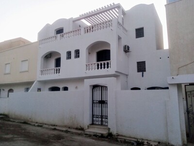Une villa S+5 à Cité Plage Al Fatha