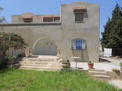 une grande maison en face yasmine