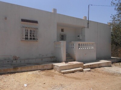 une grande maison dans les alentours de hammamet