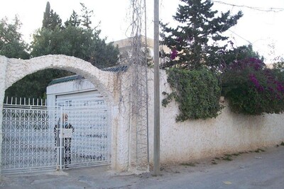 une villa située dans un quartier calme